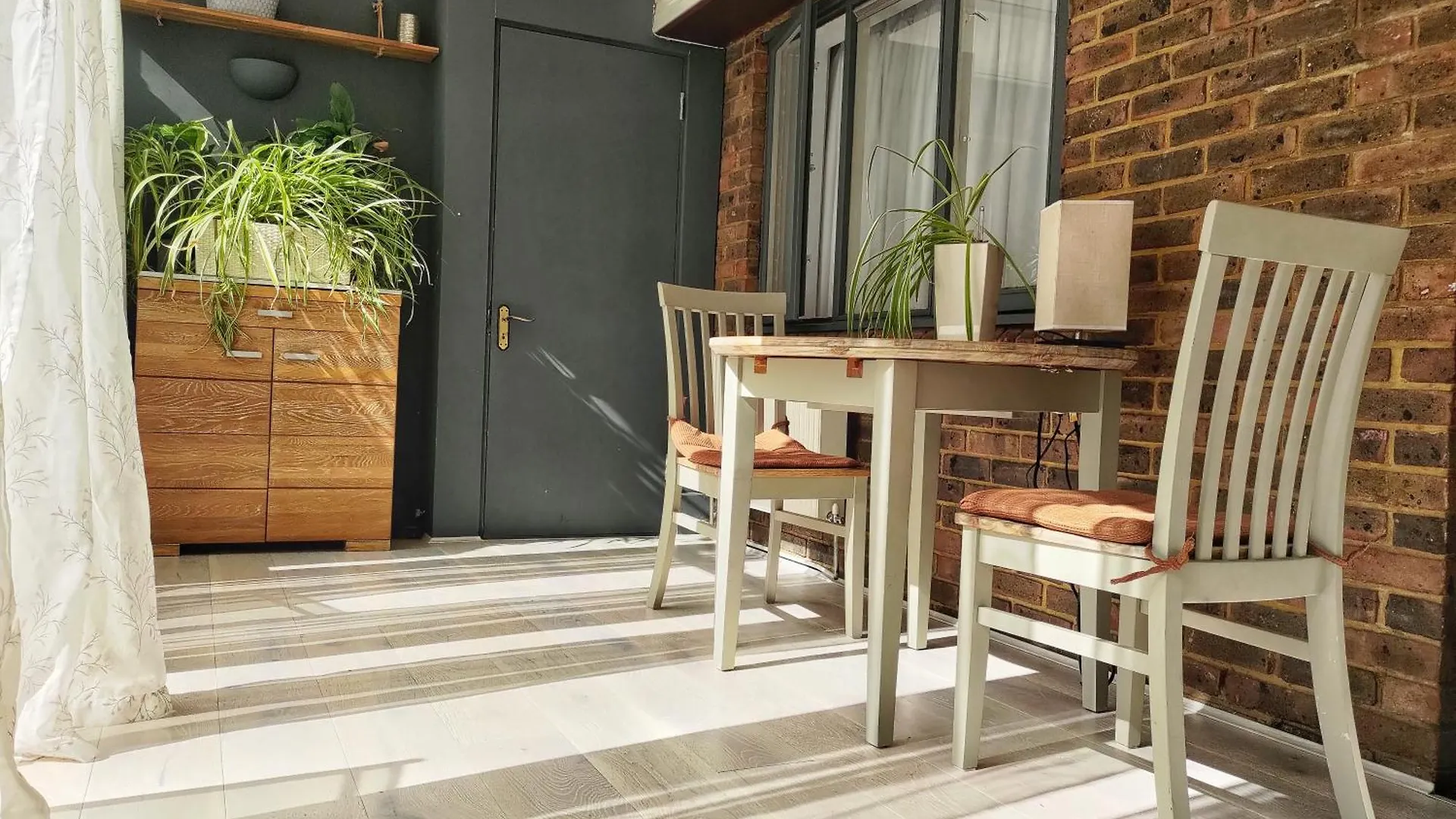 Cozy Ensuite In Authentic Homestay With Garden Terrace In Prime Location Just East Of City London